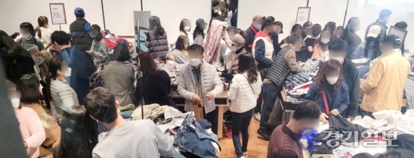 14일 오후 2시30분께 인천 연수구 송도국제도시 송도현대프리미엄아웃렛 1층 ‘이벤트홀’에 수십명의 손님이 북적이고 있다. 김경희기자