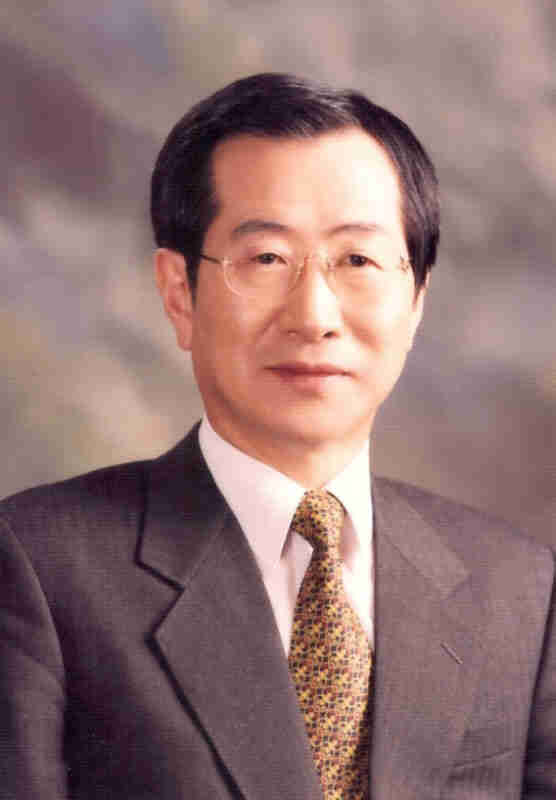 ▲ 1992년 시집 <저녁노을 속의 종소리>로 시작 활동. 국제PEN한국본부 회원. 변호사(한국ㆍ미국 워싱턴 D.C.). 법학박사. 국민고충처리 위원장, 서울고등검찰청 검사장, 세종대 석좌교수 역임.