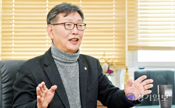 김제선 경기도평생교육진흥원장이 지난 11일 열린 본보와의 인터뷰에서 경기도평생교육진흥원이 나아가야 할 방향을 설명하고 있다. 윤원규기자
