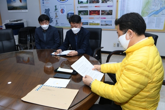 ▲ 구리시가 구리경찰서로부터 아동보호체계 공공화 추진 서한문을 전달받고 있다. 구리시 제공