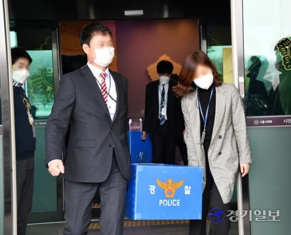 경기남부경찰청 부동산 투기사범 특별수사대가 15일 오후 신도시 투기 의혹을 받고 있는 시흥시의회 한 의원 사무실에 대한 압수수색을 마친 뒤 압수품을 옮기고 있다. 김시범기자