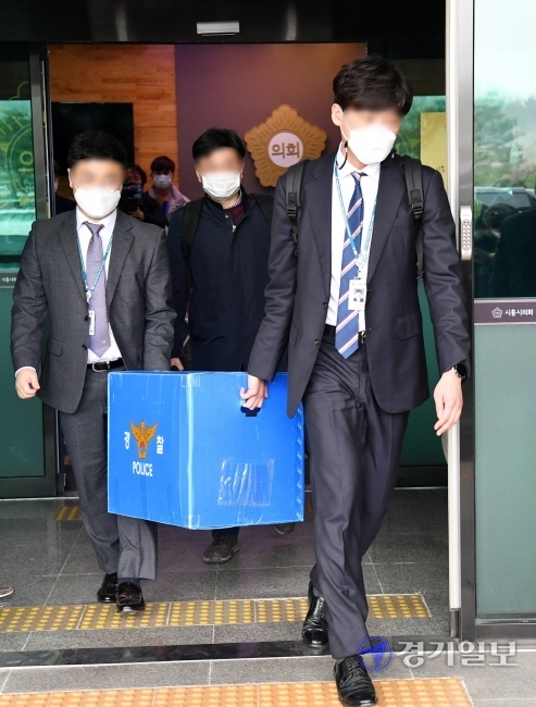 경기남부경찰청 부동산 투기사범 특별수사대가 15일 오후 신도시 투기 의혹을 받고 있는 시흥시의회 한 의원 사무실에 대한 압수수색을 마친 뒤 압수품을 옮기고 있다. 김시범기자