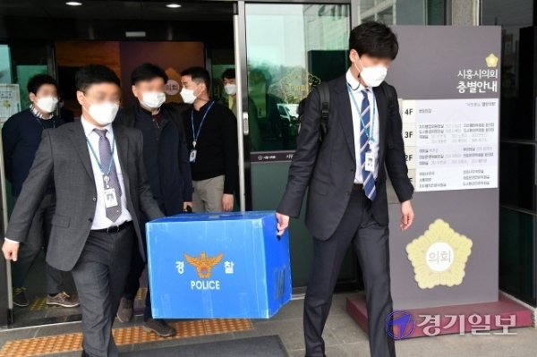 경기남부경찰청 부동산 투기사범 특별수사대가 15일 오후 신도시 투기 의혹을 받고 있는 시흥시의회 한 의원 사무실에 대한 압수수색을 마친 뒤 압수품을 옮기고 있다. 김시범기자