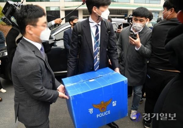 경기남부경찰청 부동산 투기사범 특별수사대가 15일 오후 신도시 투기 의혹을 받고 있는 시흥시의회 한 의원 사무실에 대한 압수수색을 마친 뒤 압수품을 옮기고 있다. 김시범기자
