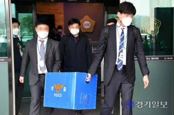경기남부경찰청 부동산 투기사범 특별수사대가 15일 오후 신도시 투기 의혹을 받고 있는 시흥시의회 한 의원 사무실에 대한 압수수색을 마친 뒤 압수품을 옮기고 있다. 김시범기자