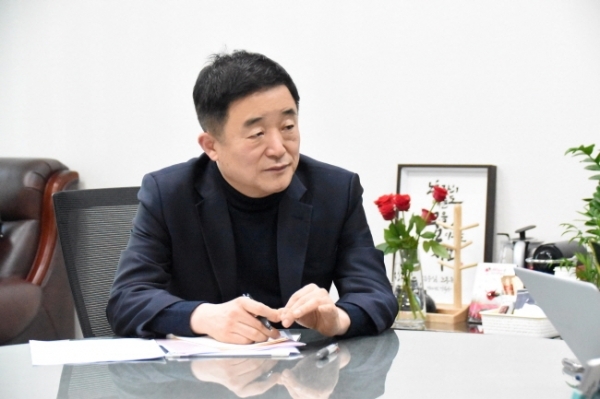 민주당 강득구 의원이 14일 경기일보와의 인터뷰에서 안양시청 이전 등에 대한 구상을 밝히고 있다. 강득구 의원 제공.