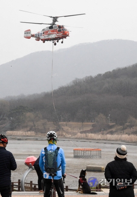15일 오후 인천시 남동구 인천대공원에서 산림청 소방 헬기가 대형 저수조를 호수로 옮기고 있다. 전국 최초로 사계절 산불진화 헬기 담수용으로 제작한 지름 6m, 높이 1.9m 규모의 스테인리스 원형 그물망 형태의 저수조는 침전물과 결빙을 방지하는 특징을 갖고 있다. 장용준기자