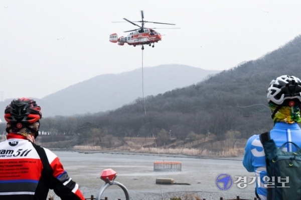 15일 오후 인천시 남동구 인천대공원에서 산림청 소방 헬기가 대형 저수조를 호수로 옮기고 있다. 전국 최초로 사계절 산불진화 헬기 담수용으로 제작한 지름 6m, 높이 1.9m 규모의 스테인리스 원형 그물망 형태의 저수조는 침전물과 결빙을 방지하는 특징을 갖고 있다. 장용준기자