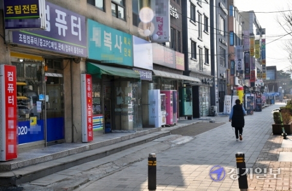 15일 오후 안산시 상록구 한 대학교 주변 상가들이 손님이 거의없어 썰렁한 모습을 보이고 있다.  코로나19 여파로 이번 학기에도 도내 대부분의 대학들이 비대면 강의를 실시하면서 대학 주변 상가들이 매출하락으로 큰 어려움을 겪고 있다. 김시범기자