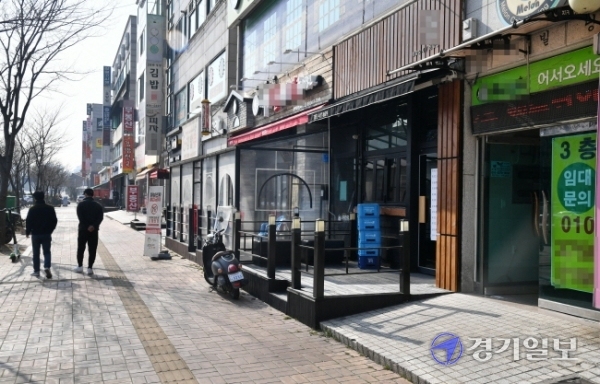 15일 오후 안산시 상록구 한 대학교 주변 상가들이 손님이 거의없어 썰렁한 모습을 보이고 있다.  코로나19 여파로 이번 학기에도 도내 대부분의 대학들이 비대면 강의를 실시하면서 대학 주변 상가들이 매출하락으로 큰 어려움을 겪고 있다. 김시범기자