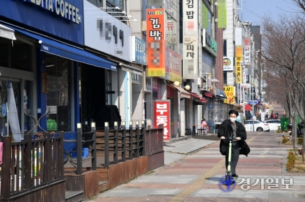 15일 오후 안산시 상록구 한 대학교 주변 상가들이 손님이 거의없어 썰렁한 모습을 보이고 있다.  코로나19 여파로 이번 학기에도 도내 대부분의 대학들이 비대면 강의를 실시하면서 대학 주변 상가들이 매출하락으로 큰 어려움을 겪고 있다. 김시범기자