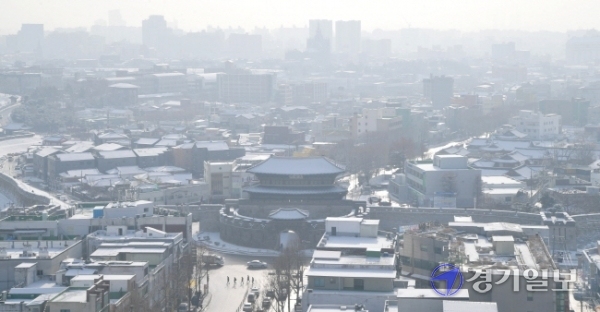 수도권 미세먼지 농도가 나쁨을 기록한 13일 오전 수원시 팔달구 장안문 일대가 뿌옇게 보이고 있다. 수도권기상청은 이번 주말까지 황사와 함께 미세먼지 나쁨 현상이 지속될 것이라고 예보했다.  윤원규기자