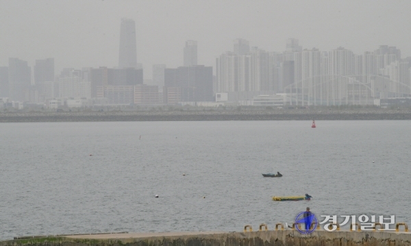 16일 중국발 황사의 영향으로 수도권 미세먼지가 '매우 나쁨' 수준을 보이겠다. 사진은 지난해 황사가 찾아온 서해안 일대와 인천신항 모습. 윤원규기자