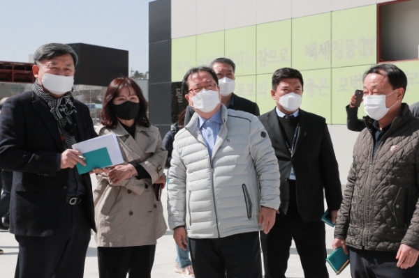 이석영광장을 둘러보고 있는 조광한 남양주시장