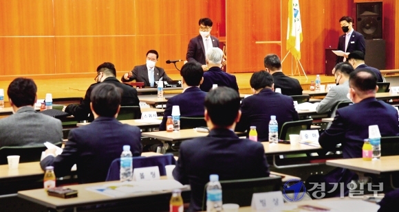 경기도체육회 2021년도 정기 대의원총회가 열린 17일 오후 경기아트센터 도움관 컨벤션홀에서 이원성 도체육회장이 회의를 주재하고 있다. 윤원규기자