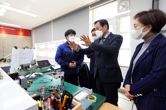 ▲ 장현국 경기도의회 의장과 안혜영 경기도의회 의원이 17일 수원하이텍고등학교 실습 현장을 둘러보고 있다3. 경기도의회 제공