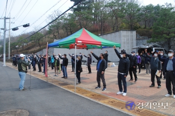 남양주 양정역복합단지 개발예정지 주민들이 18일 오후 남양주시청 맞은편 목민심서 경관광장에서 집회를 열고 약조이행을 촉구하고 있다. 하지은기자