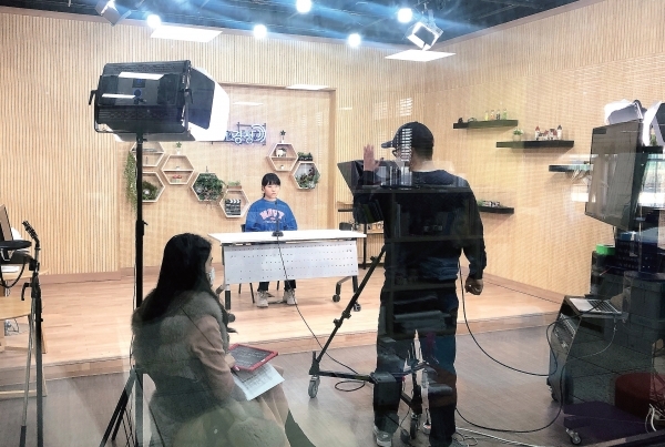 경기도교육청이 운영하는 청소년 방송 ‘미디어경청’에서 활동할 MC와 리포터로 선발된 학생이 교육을 받고 있는 모습. 경기도교육청 제공