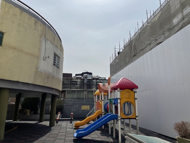 21일 수원시 팔달구 녹산유치원. 놀이터 바로 옆 3층짜리 근린생활시설 신축 공사가 진행되고 있다.