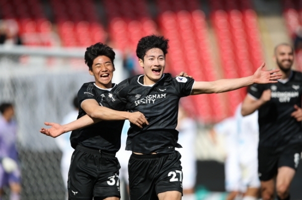 21일 포항 스틸야드에서 열린 성남FC와 포항의 '하나원큐 K리그 2021' 6라운드에서 성남FC 이중민(사진 가운데)이 후반 43분 극적인 결승골을 터뜨리고 동료들과 환호하고 있다. 한국프로축구연맹 제공