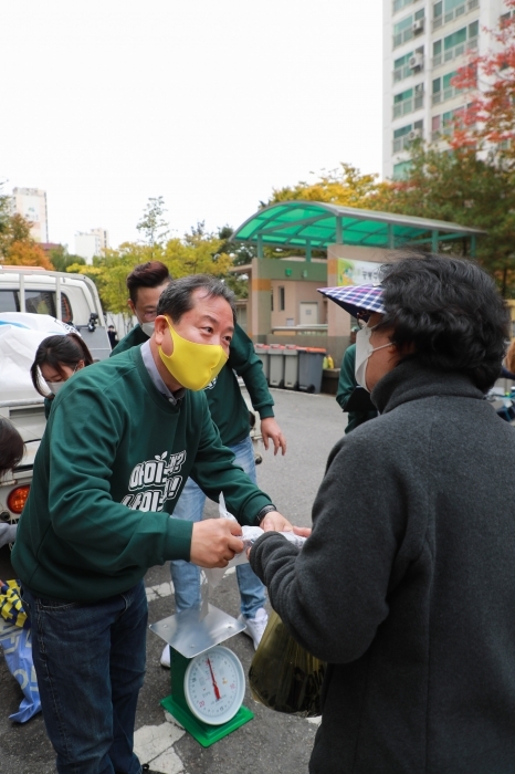▲ 조광한 남양주시장이 아이스팩을 가져 온 주민에게 종량제봉투를 교환해주고 있다
