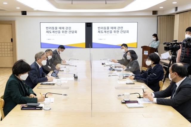 ▲ 22일 경기도청 상황실에서 열린 ‘반려동물 매매관련 개선방안 마련 간담회’4