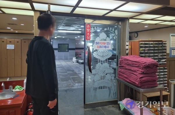 22일 오후 3시께 안산시 상록구 수암동의 사우나 탈의실에서 직원이 텅 빈 목욕탕을 바라보고 있다. 장건기자