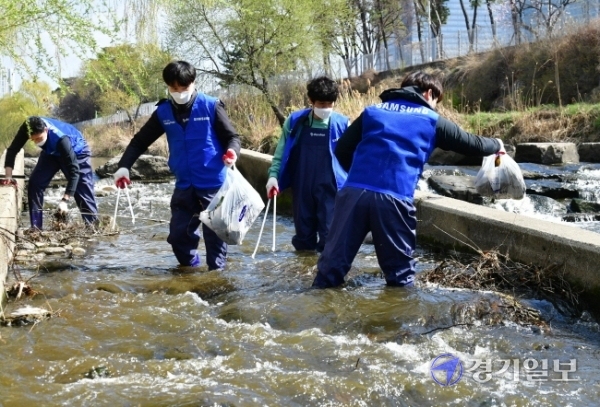 세계 물의 날인 22일 오전 수원시 영통구 원천리천에서 삼성전자 및 협력사 임직원들이 하천 보존을 위한 수중 정화 활동을 하고 있다.조주현기자