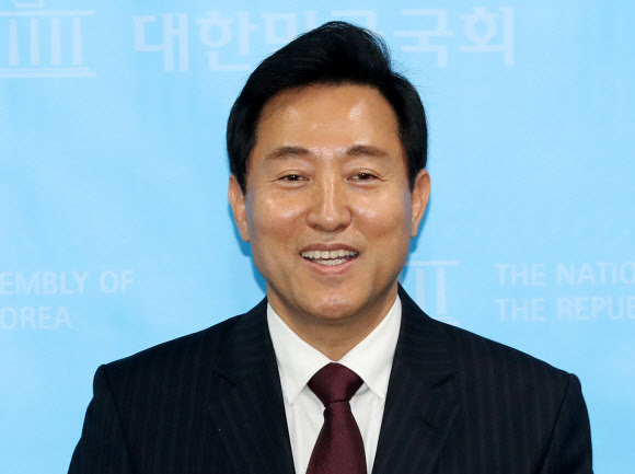 야권 단일후보로 선출된 국민의힘 오세훈 서울시장 후보가 23일 국회 소통관에서 소감을 밝힌 뒤 취재진과 인터뷰하고 있다. 연합뉴스