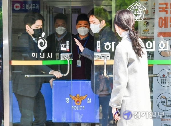 경기남부경찰청 부동산 투기사범 특별수사대가 23일 김은영 하남시의원의 부동산 투기 의혹 사건과 관련해 하남시의회 사무실 등에 대해 압수수색을 하고 압수품을 옮기고 있다.조주현기자