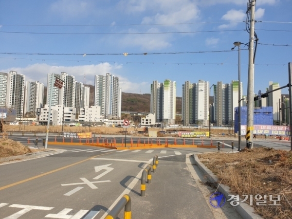 의정부시 고산택지지구 고산대로 신숙주 묘 입구. 최근 이곳에서 한 주민이 오토바이를 타고 가다 차량에 치여 숨지는 사고가 발생, 주민들이 대책을 요구하고 있다. 김동일기자