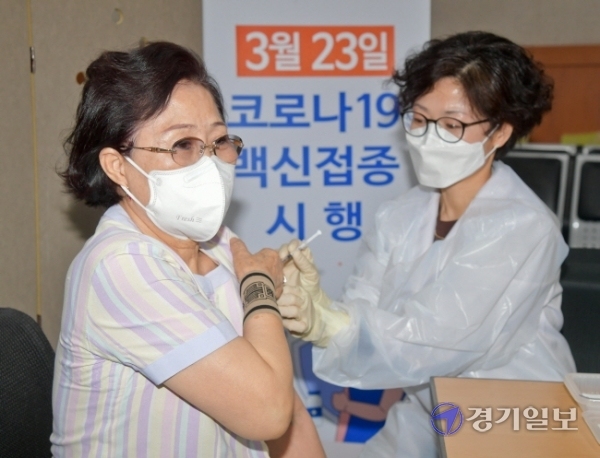 만 65세 이상 요양병원 입원환자 및 종사자를 대상으로 아스트라제네카(AZ) 백신 접종이 시작된 23일 오후 성남시 분당구 보바스기념병원에서 간병사 강옥단씨가 백신을 접종받고 있다.  윤원규기자