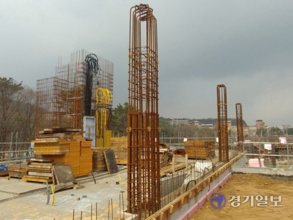 여주시 상거동 반려동물테마파크 관리동A 건설현장에 노출된 철근들이 녹이 슨 채 방치되고 있어 부실공사 논란이 일고 있다. 류진동기자