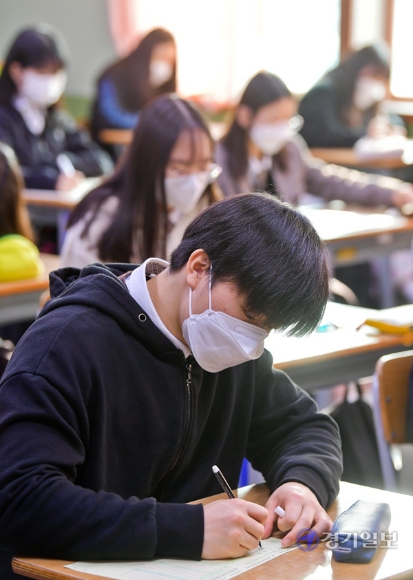 올해 첫 고3 전국연합학력평가가 실시된 25일 오전 수원시 장안구 영생고등학교에서 수험생들이 국어영역 문제를 풀고 있다. 윤원규기자