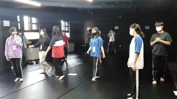경기학교예술창작소 2020년 심화형 프로그램에 참여한 학생들이 연극을 연습하고 있는 모습. 경기교육예술창작소 제공