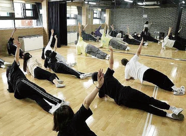 학생들이 무용 연습을 하고 있다. 경기교육예술창작소 제공