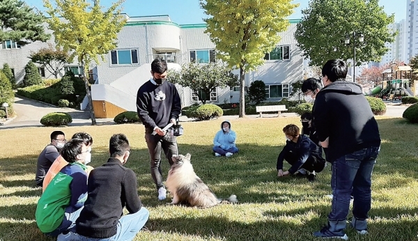 동방학교 학생들이 운동장에서 빛깔체험을 하고 있는 모습. 동방학교 제공