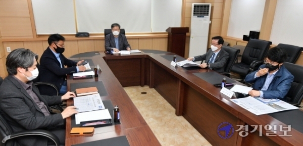 25일 경기일보사 소회의실에서 열린 본보 독자권익위원회 3월 회의에서 독자위원들이 지난 달 보도된 본보 기사 관련 의견을 밝히고 있다. 김시범기자