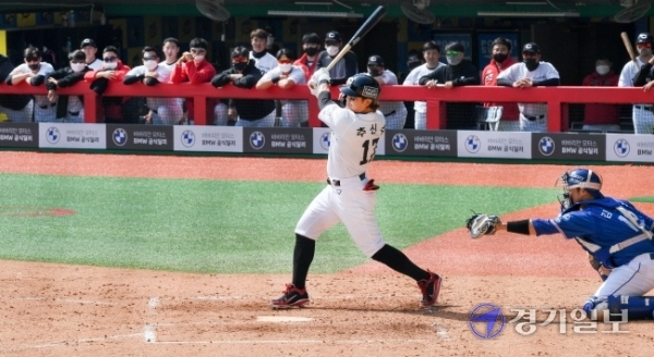 '반갑다! 인천에 상륙한 추신수'  프로야구 SSG 랜더스의  첫 홈구장 경기가 열린 25일 오후 새롭게 단장한 인천SSG랜더스필드에서 KBO 리그 입성 후 처음으로  2번타자 좌익수로 선발 출전한 추신수가 안타를 치고 있다. 장용준기자