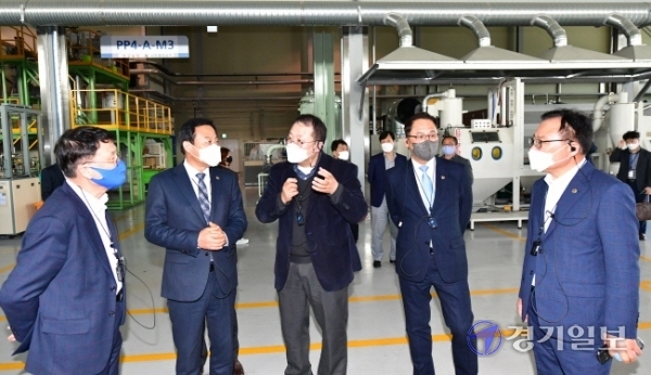 장현국 경기도의회 의장, 임병택 시흥시장, 김덕현 경기과학기술대 총장, 문경일 시흥뿌리산업기술지원센터장 등이 25일 오후 시흥뿌리기술지원센터를 방문해 금형, 용접, 표면처리, 열처리 등 뿌리기술 현장을 시찰하고 있다. 조주현기자