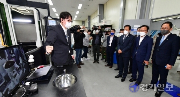 장현국 경기도의회 의장, 임병택 시흥시장, 김덕현 경기과학기술대 총장, 문경일 시흥뿌리산업기술지원센터장 등이 25일 오후 시흥뿌리기술지원센터를 방문해 금형, 용접, 표면처리, 열처리 등 뿌리기술 현장을 시찰하고 있다. 조주현기자