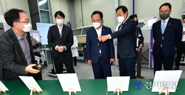 장현국 경기도의회 의장, 임병택 시흥시장, 김덕현 경기과학기술대 총장, 문경일 시흥뿌리산업기술지원센터장 등이 25일 오후 시흥뿌리기술지원센터를 방문해 금형, 용접, 표면처리, 열처리 등 뿌리기술 현장을 시찰하고 있다. 조주현기자