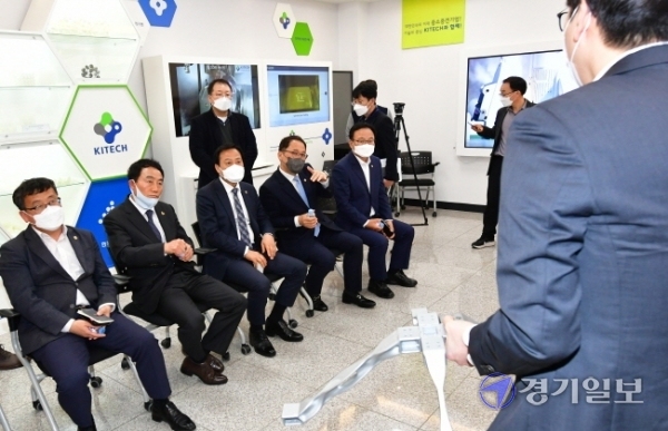 장현국 경기도의회 의장, 임병택 시흥시장, 김덕현 경기과학기술대 총장, 문경일 시흥뿌리산업기술지원센터장 등이 25일 오후 시흥뿌리기술지원센터를 방문해 금형, 용접, 표면처리, 열처리 등 뿌리기술 현장을 시찰하고 있다. 조주현기자