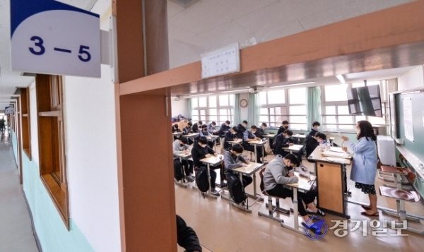 25일 오전 인천 남동구 도림고등학교 3학년 학생들이 올해 처음으로 실시된 모의고사 문제를 풀고 있다. 이번 시험은 서울시교육청 주관으로 올해 개편한 문ㆍ이과 통합형 수능에 맞춰 치러졌다. 장용준기자