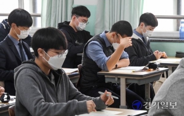 25일 오전 인천 남동구 도림고등학교 3학년 학생들이 올해 처음으로 실시된 모의고사 문제를 풀고 있다. 이번 시험은 서울시교육청 주관으로 올해 개편한 문ㆍ이과 통합형 수능에 맞춰 치러졌다. 장용준기자