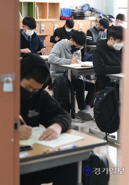 25일 오전 인천 남동구 도림고등학교 3학년 학생들이 올해 처음으로 실시된 모의고사 문제를 풀고 있다. 이번 시험은 서울시교육청 주관으로 올해 개편한 문ㆍ이과 통합형 수능에 맞춰 치러졌다. 장용준기자