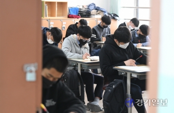 25일 오전 인천 남동구 도림고등학교 3학년 학생들이 올해 처음으로 실시된 모의고사 문제를 풀고 있다. 이번 시험은 서울시교육청 주관으로 올해 개편한 문ㆍ이과 통합형 수능에 맞춰 치러졌다. 장용준기자