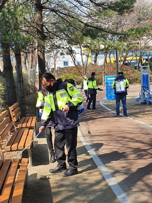 의왕시 시민경찰연합호와 연합회 의왕지구대 대원들이 지난 24일 왕곡초등학교를 비롯해 고천초교, 우성고교, 체육공원과 놀이터에서 코로나 19 확산 방지를 위한 방역활동을 펼쳤다.
