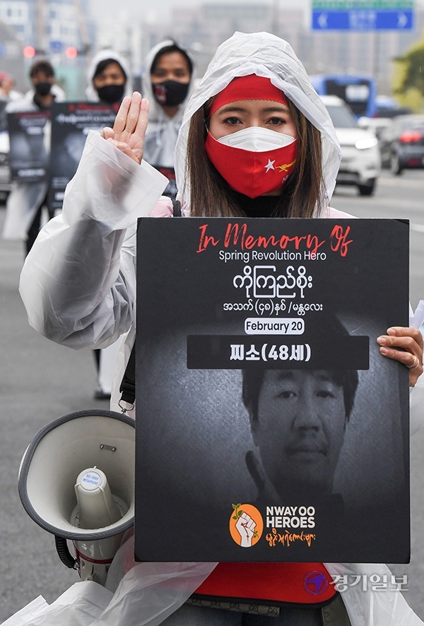 27일 오전 인천 부평구청 앞에서 미얀마 민주주의 네트워크 회원들이 손가락 세개를 펴고 미얀마 군부 쿠데타 규탄과 희생자 들을 추모하는 행진을 하고 있다. 세 손가락 시위는 '미얀마 군부독재 저항', '군부 반대', '복종하지 않겠다'는 의미로 영화 '헝거게임'에서 독재에 대한 저항으로 민중이 쓰는 사인이다. 장용준기자