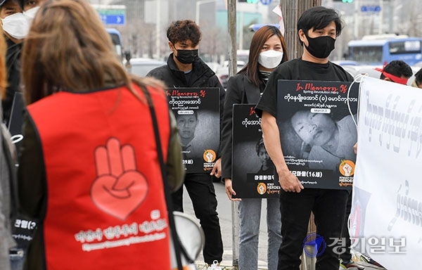 27일 오전 인천 부평구청 앞에서 미얀마 민주주의 네트워크 회원들이 미얀마 군부 쿠데타 규탄과 희생자 들을 추모하는 행진을 하고 있다. 장용준기자